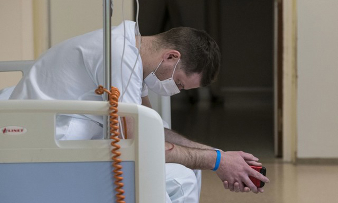 Một bác sĩ gục đầu mệt mỏi trong giờ nghỉ ngắn tại khoa cấp cứu của Bệnh viện Louis Pasteur ở Colmar, miền đông nước Pháp. Ảnh: AFP
