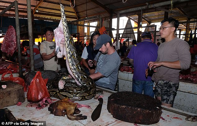 Khung cảnh giết mổ động vật tại chợ Tomohon Extreme trên đảo Sulawesi, Indonesia