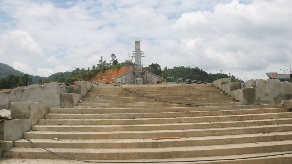 Huyện nghèo Quảng Nam xây tượng đài 14 tỷ đồng