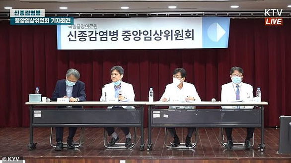 Bác sĩ Oh Myoung Don (bìa trái) cùng các quan chức khác của Hàn Quốc trong cuộc họp báo về tình hình các ca COVID-19 ở Hàn Quốc hôm 29/4. Ảnh: KTV