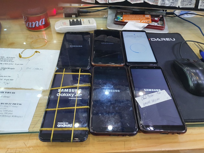 Một thành viên chia sẻ ảnh nhiều mẫu smartphone Samsung bị lỗi mới nhận sáng nay. Ảnh: iPhone6/Vietfones.