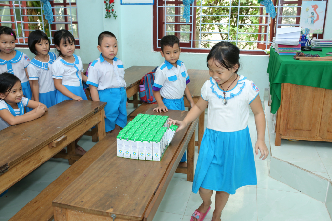 Chương trình Sữa học đường được tỉnh Quảng Nam và Vinamilk triển khai từ tháng 6/2020 dành cho 33.000 trẻ em thuộc 6 huyện miền núi của tỉnh. 