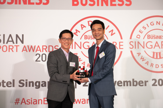 Đại diện Vinamilk nhận Giải thưởng xuất khẩu Châu Á tại Singapore vào cuối năm 2019.