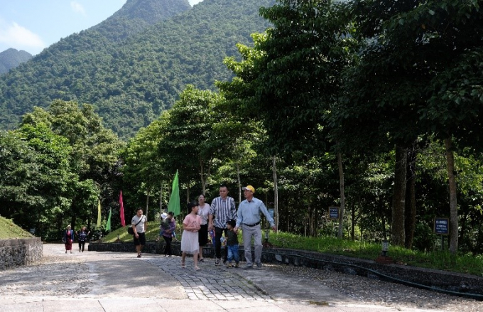 Bóng mát của những hàng cây xanh theo chân du khách trên những con đường đến tham quan Khu di tích Pác Bó, Cao Bằng.