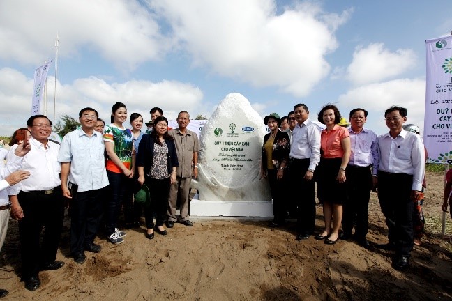 Quỹ 1 triệu cây xanh cho Việt Nam trồng cây tại Khu di tích đường Hồ Chí Minh trên biển, tỉnh Bến Tre.