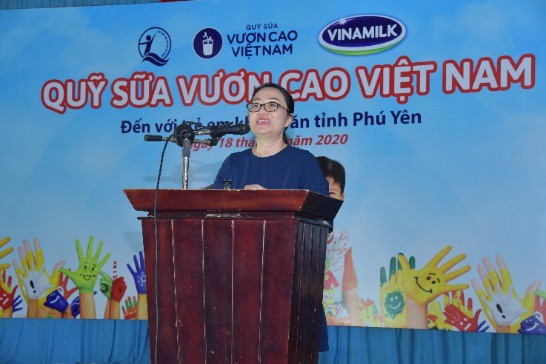 Bà Phạm Thị Minh Hiền, Phó Giám đốc Sở Lao động Thương binh và Xã hội tỉnh Phú Yên chia sẻ trong chương trình trao tặng sữa.