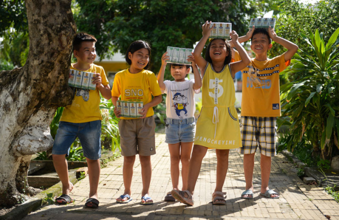 Trẻ em có hoàn cảnh khó khăn tại nhiều địa phương trên cả nước đón nhận niềm vui uống sữa từ Vinamilk thông qua Quỹ sữa Vươn cao Việt Nam.