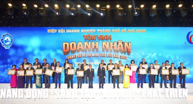 Ông Nguyễn Đình Trung cùng các doanh nhân nhận giải thưởng Doanh nhân TP.HCM tiêu biểu năm 2020