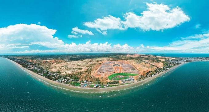 Các biệt thự tại NovaHills Mui Ne Resort & Villas mang hơi thở của biển cả được xây dựng theo mô hình biệt thự đơn lập “tựa sơn, hướng thủy”, ngay trong vịnh Mũi Né. 