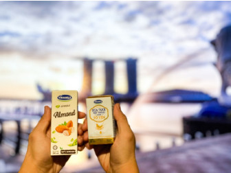   Hình 1: Từ đầu tháng 3/2021, những sản phẩm sữa tươi chứa tổ yến đầu tiên của Vinamilk đã chính thức chào sân đảo quốc sư tử.  