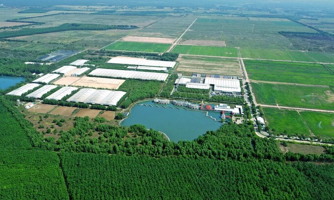 Toàn cảnh Trang Trại Sinh Thái Vinamilk Green Farm Tây Ninh với 9 hồ nước điều hoà khí hậu, tạo ra không gian mát mẻ ngay cả trong mùa nắng nóng cao điểm. Ảnh: Hoàng Gia.