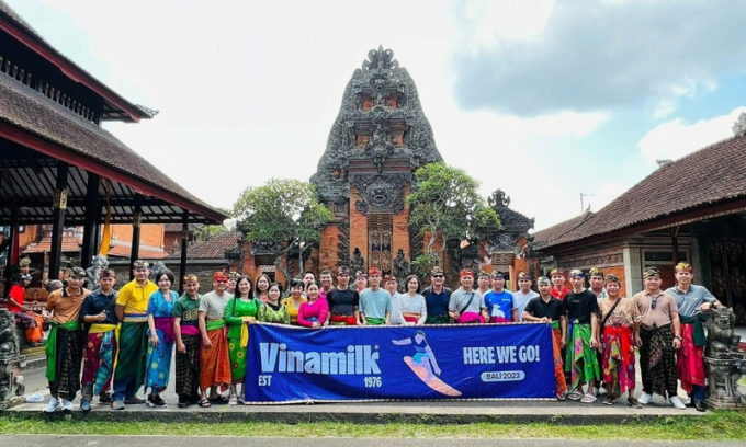 Hơn 1.000 thành viên gắn bó trên 10 năm tại Vinamilk đã tham gia chuyến team building khám phá Bali (Indonesia), Singapore, Phú Quốc trong năm 2023.