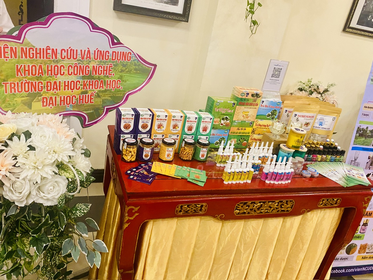Gian hàng trưng bày các sản phẩm cuả viện nghiên cứu ứng dụng khoa học công nghệ, Đại học Huế.
