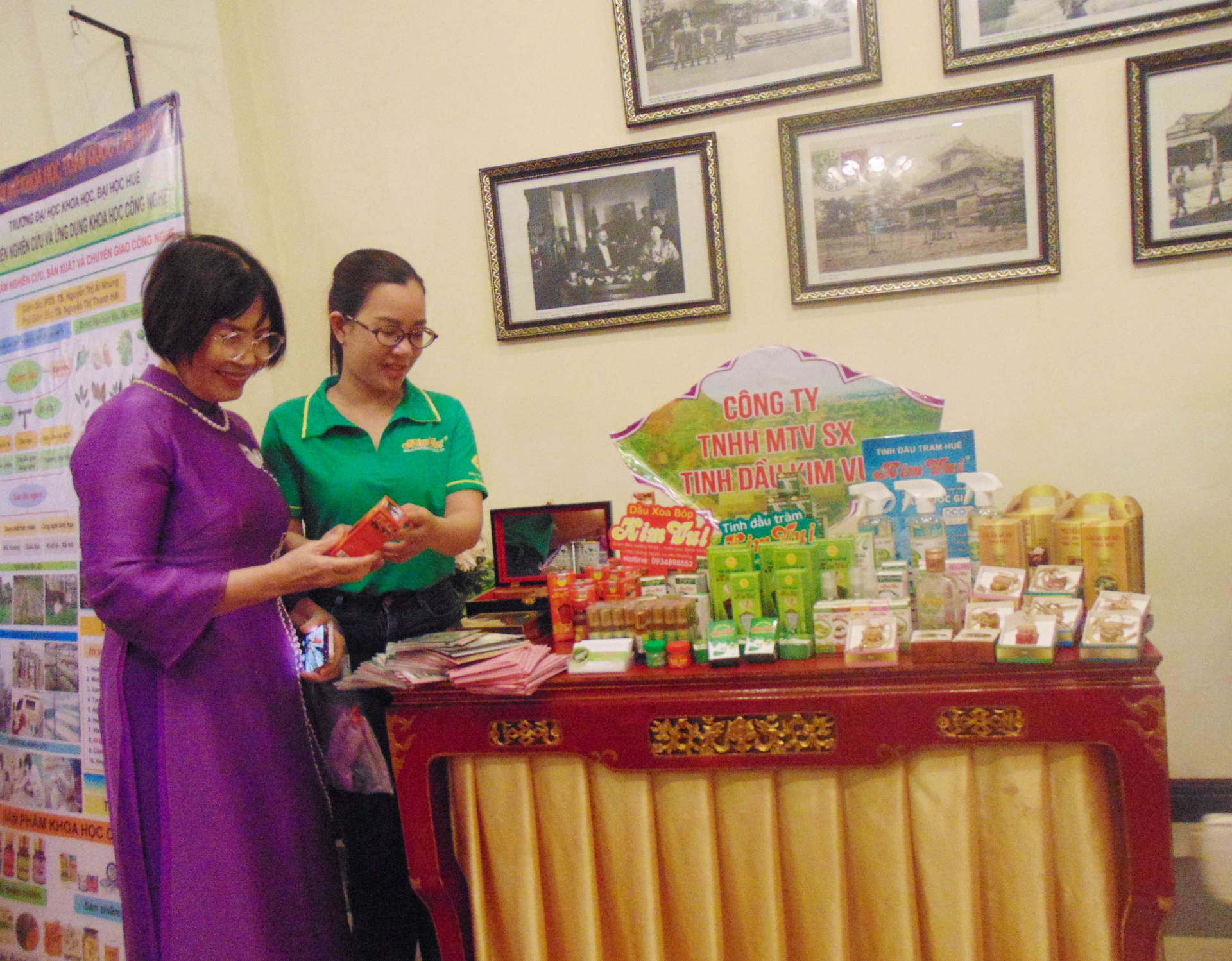 Gian hàng trưng bày các sản phẩm tinh dầu thiên nhiên