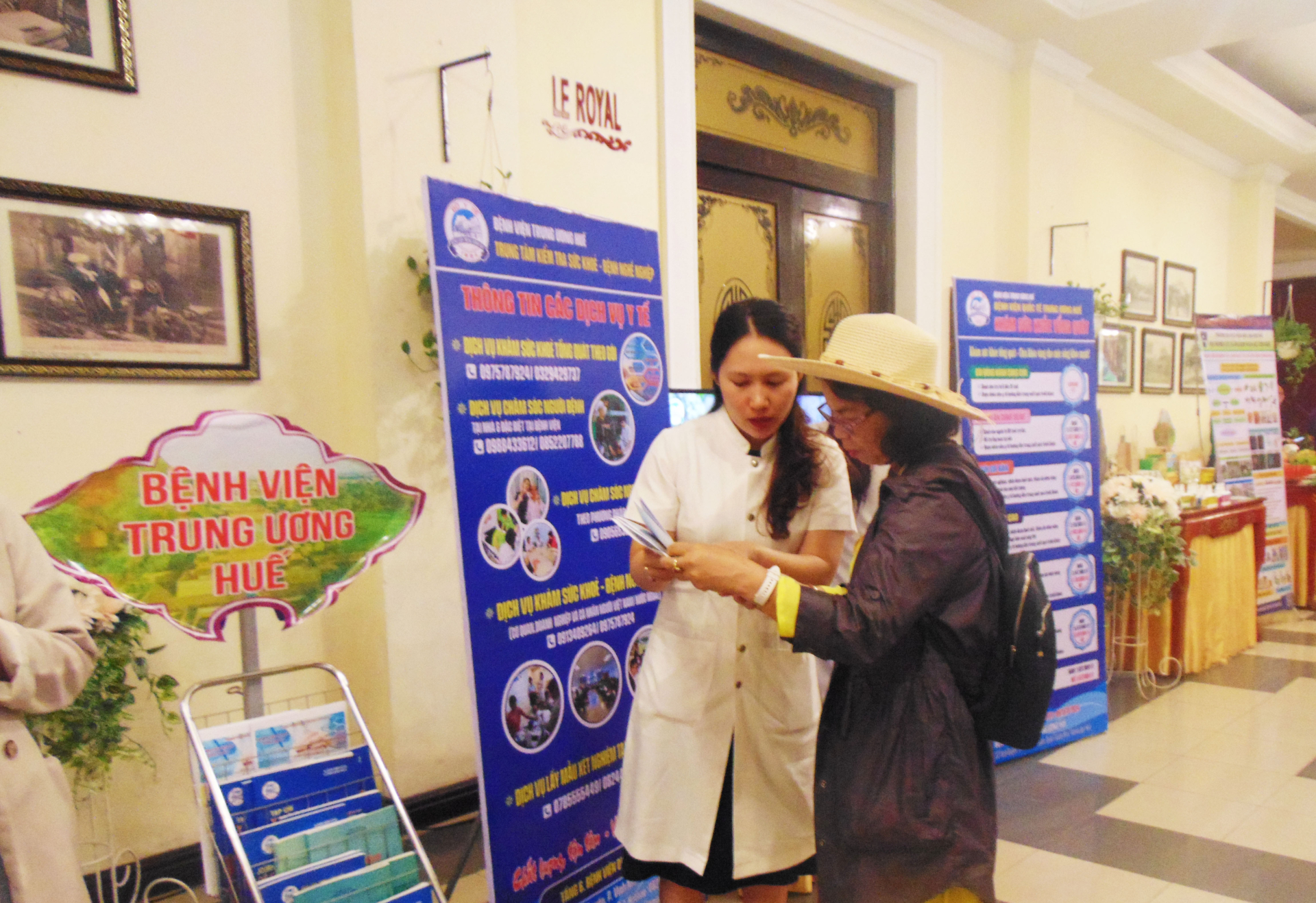 Gian hàng trưng bày của Bệnh viện Trung ương Huế