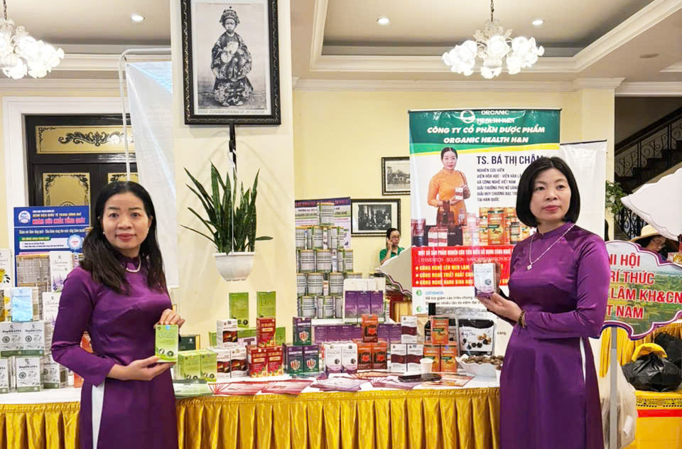 Tiến sĩ Bá Thị Châm (Ngoài cùng bên trái) bên những sản phẩm do chính mình nghiên cứu