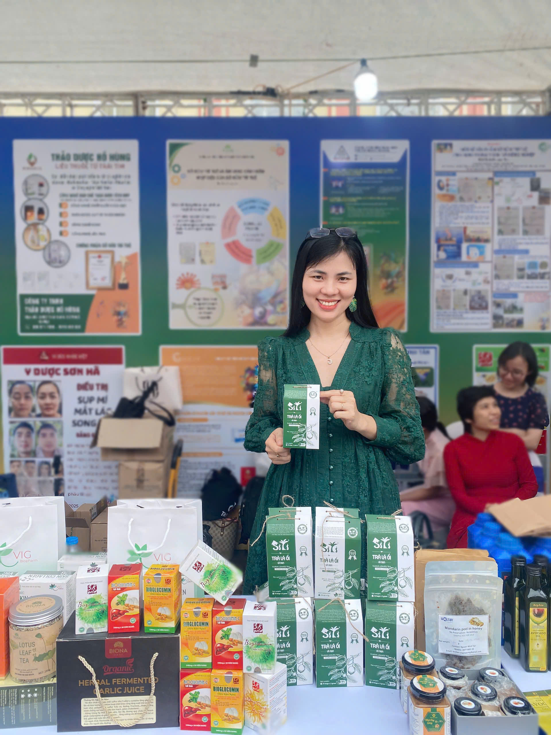  Á hậu Minh Thưa bên sản phẩm của dự án khởi nghiệp (NVCC)