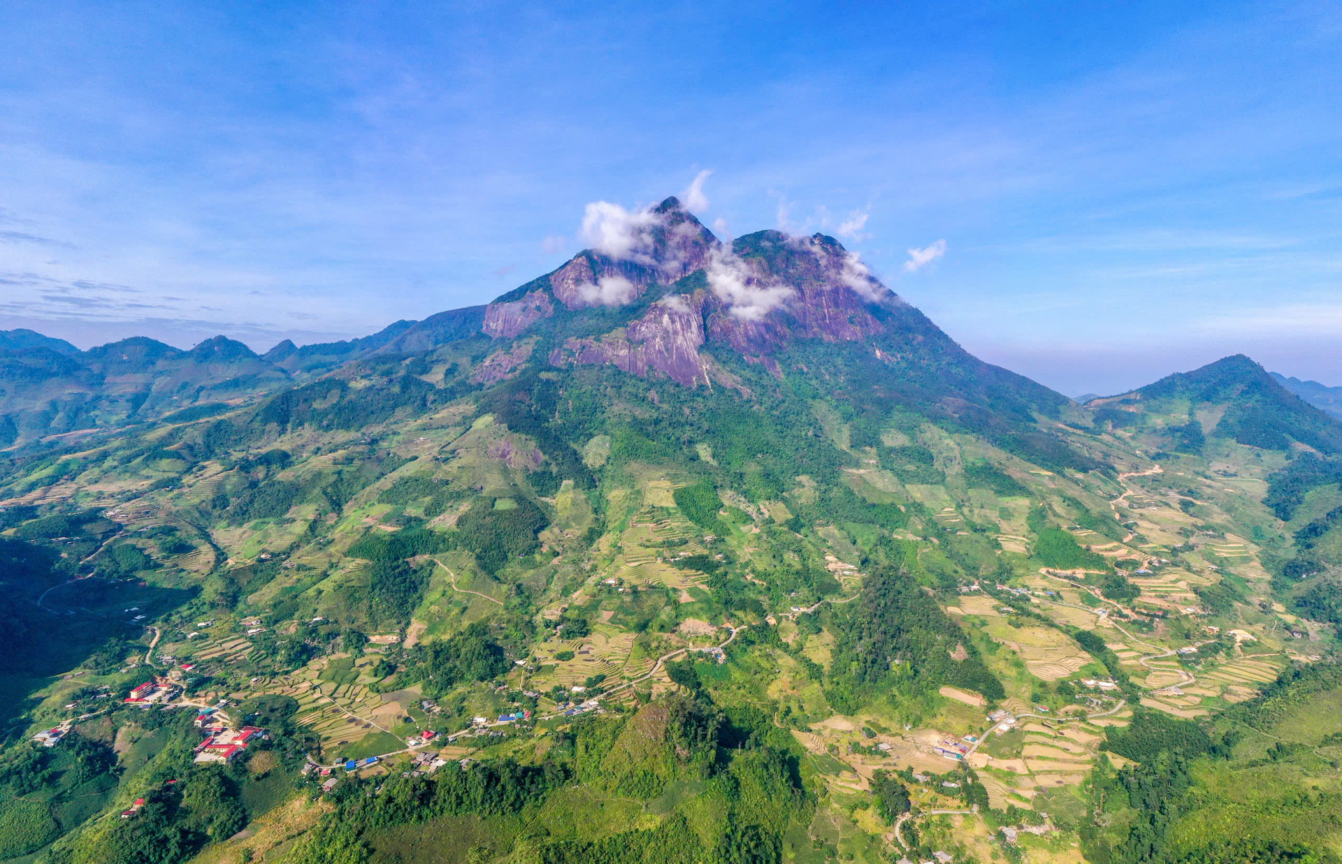 Mây vờn đỉnh Phja Dạ thơ mộng và hùng vĩ