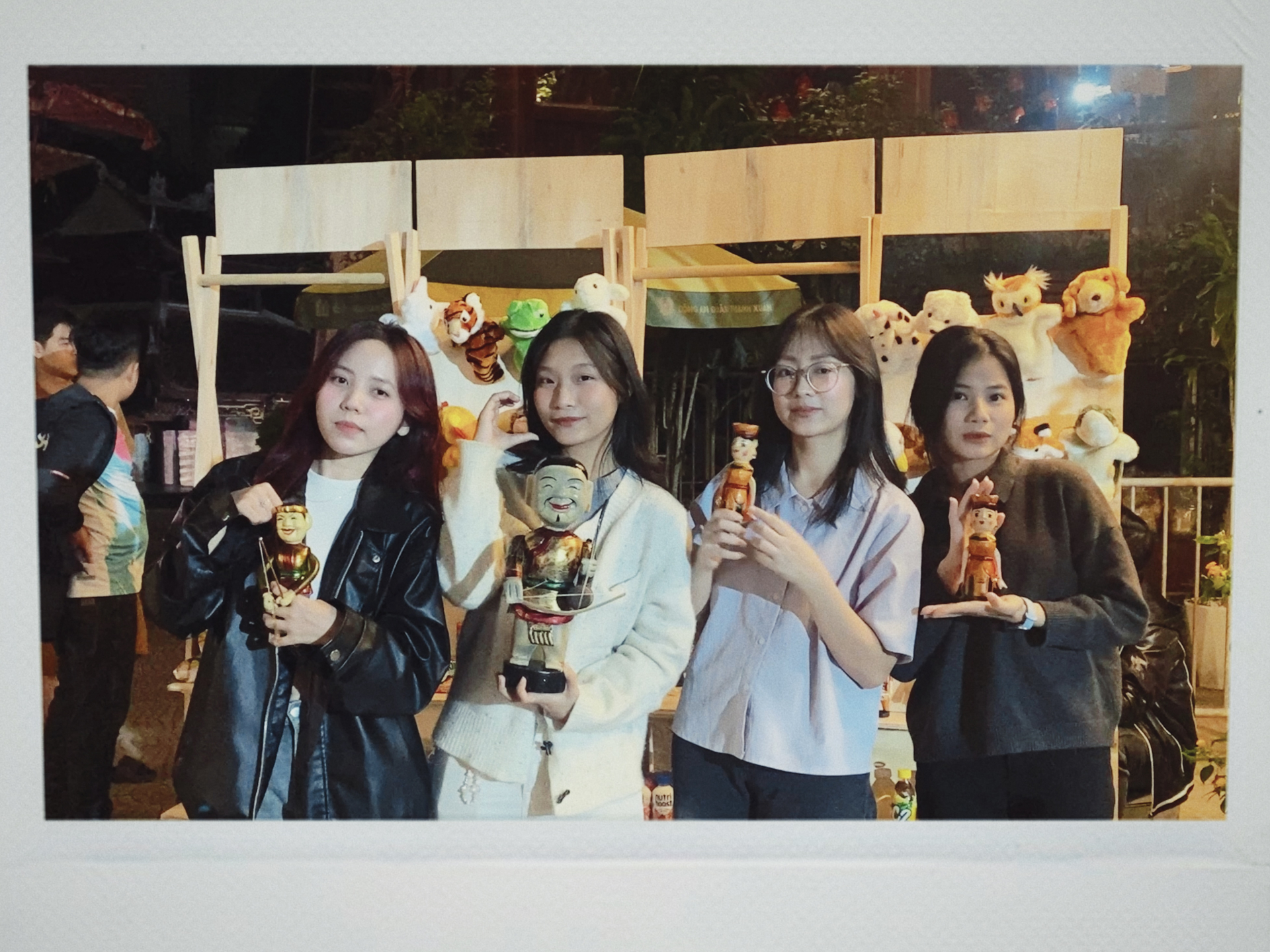 Các bạn trẻ say sưa cùng tìm hiểu nghệ thuật Múa Rối