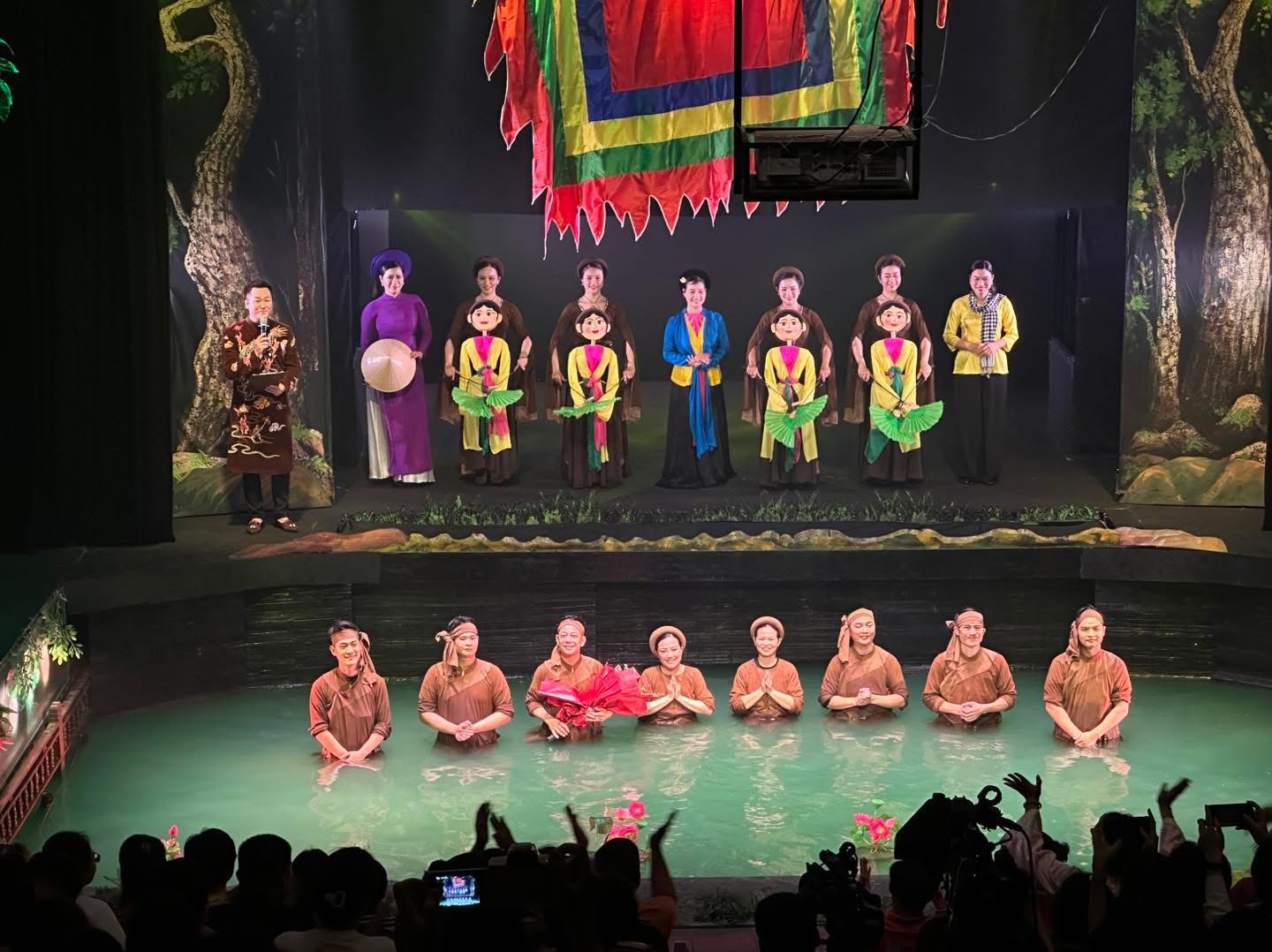 Dàn nghệ sĩ của nhà hát múa Rối trong vở diễn