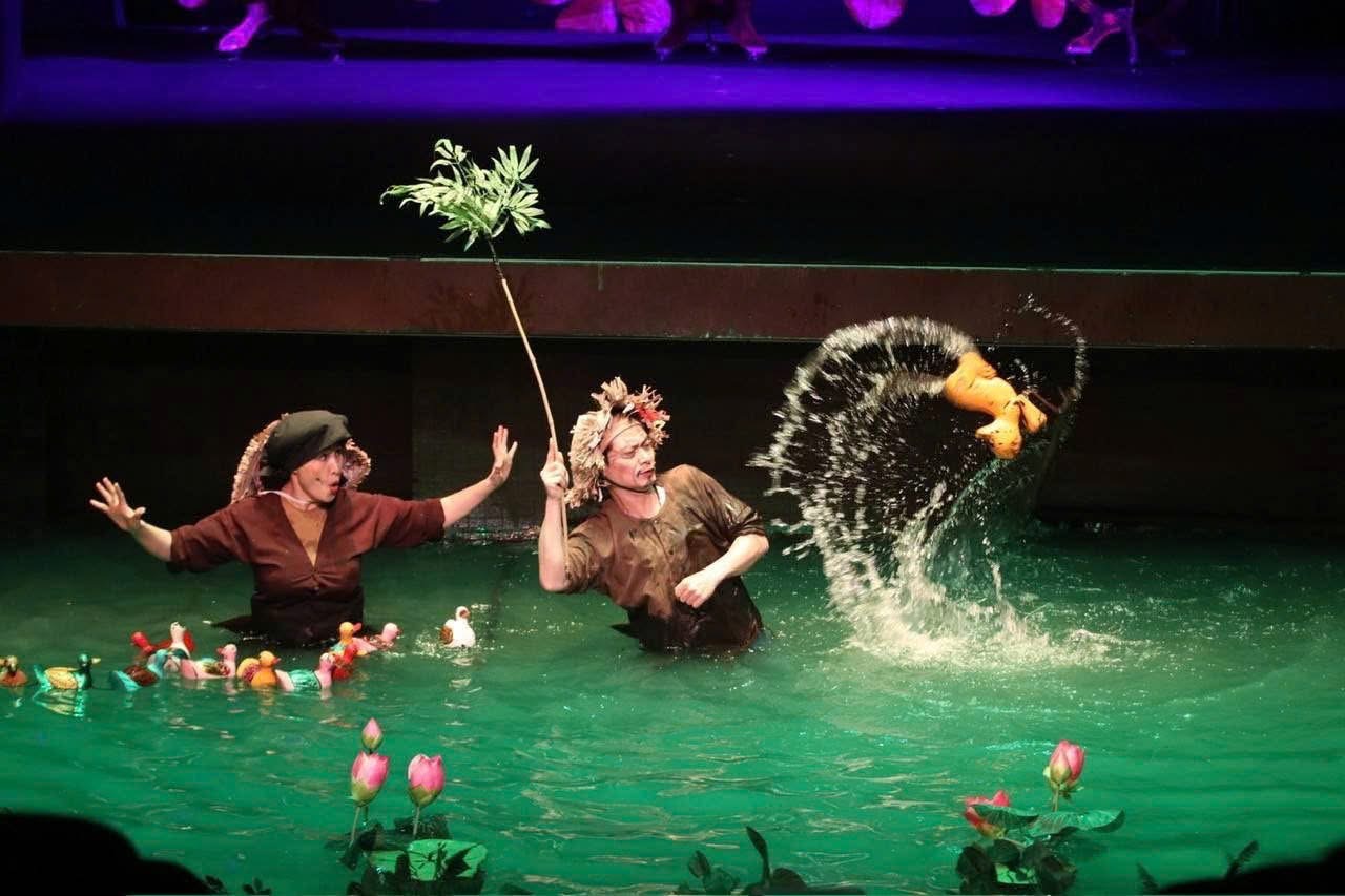 Nghệ sĩ biểu diễn vở Rối Âm vang đồng quê