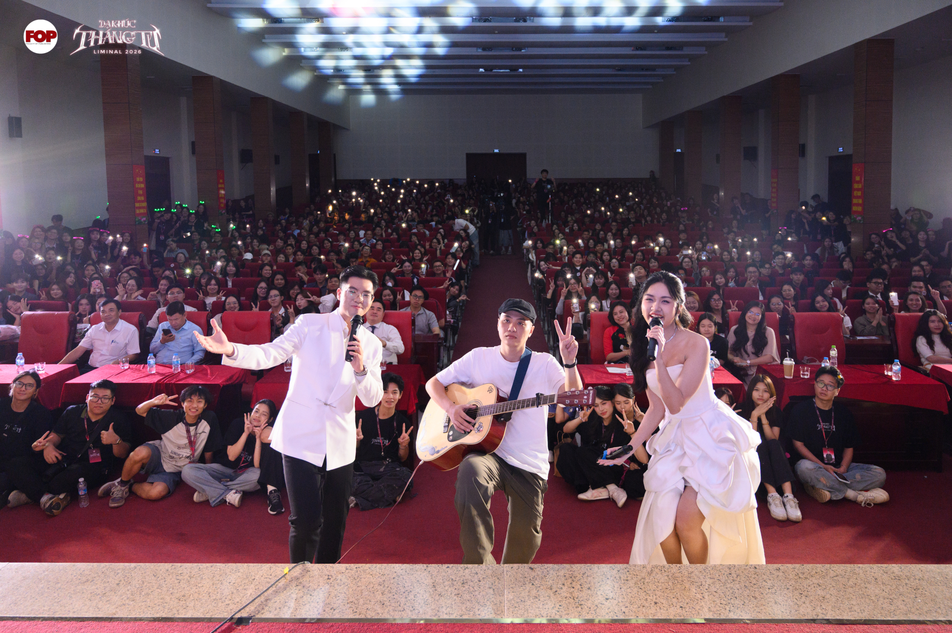 Kiên Trịnh lưu giữ khoảnh khắc đáng nhớ cùng khán giả tại đêm nhạc. (Ảnh: BTC)