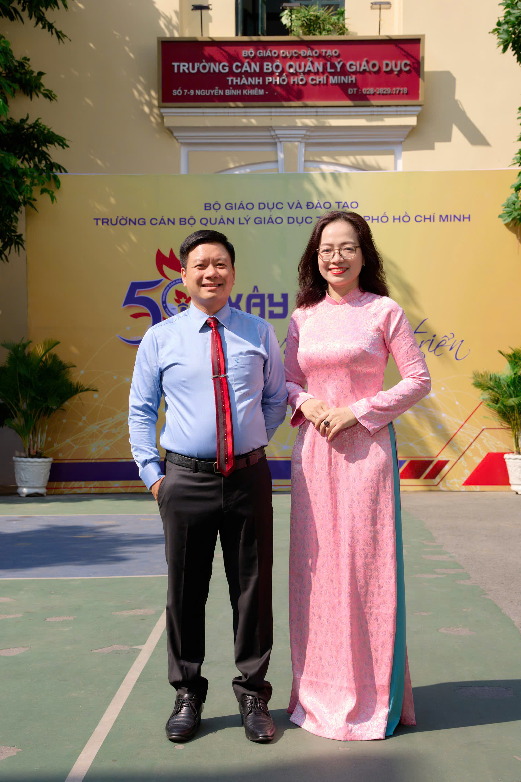 TS. Vũ Quảng (Hiệu trưởng Trường CBQLGD TP. HCM) cùng TS Phan Thị Thúy Quyên chia sẻ niềm vui nhân Kỷ niệm 50 năm Thành lập Trường CBQLGD TP. HCM (1976 -2026)