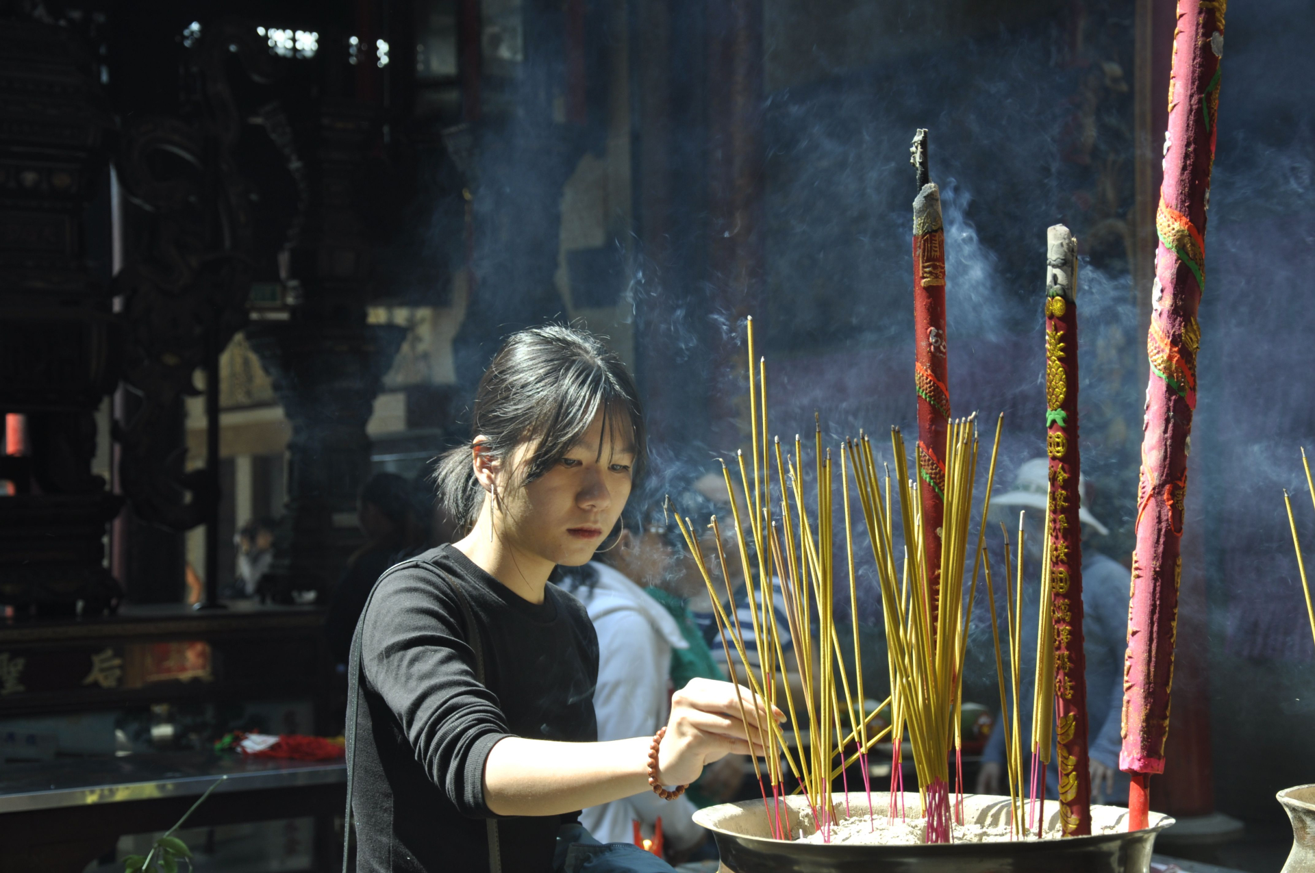 Tưởng nhớ người đã khuất là một giá trị văn hóa, nhưng không nên biến thời gian để tang thành áp lực phán xét đối với người còn sống. Ảnh minh họa: Trần Bá Trường/Pexels.