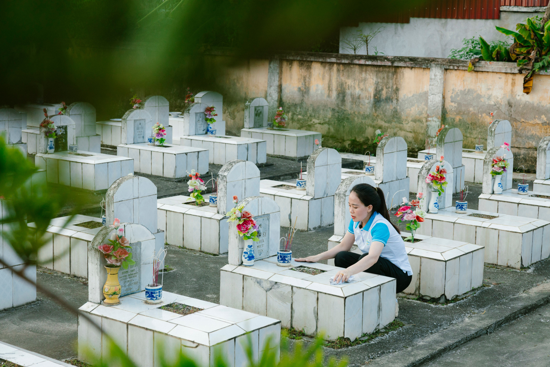 Việc bước tiếp trong cuộc sống không đồng nghĩa với quên đi người đã mất. Ảnh minh họa: HONG SON/Pexels.
