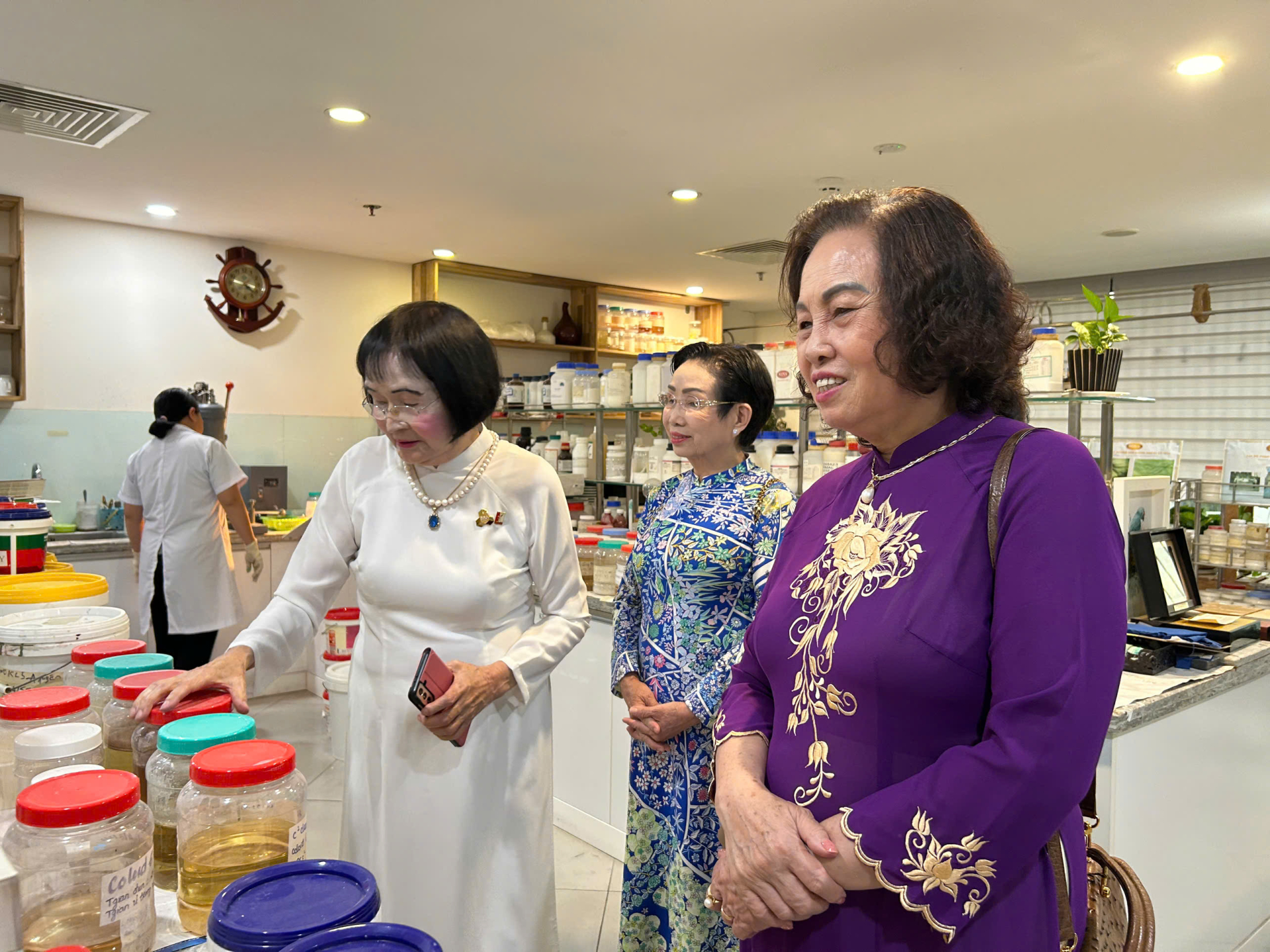 PGS.TS Nguyễn Thị Hòe giới thiệu phòng thí nghiệm nơi phát triển các sản phẩm nghiên cứu.