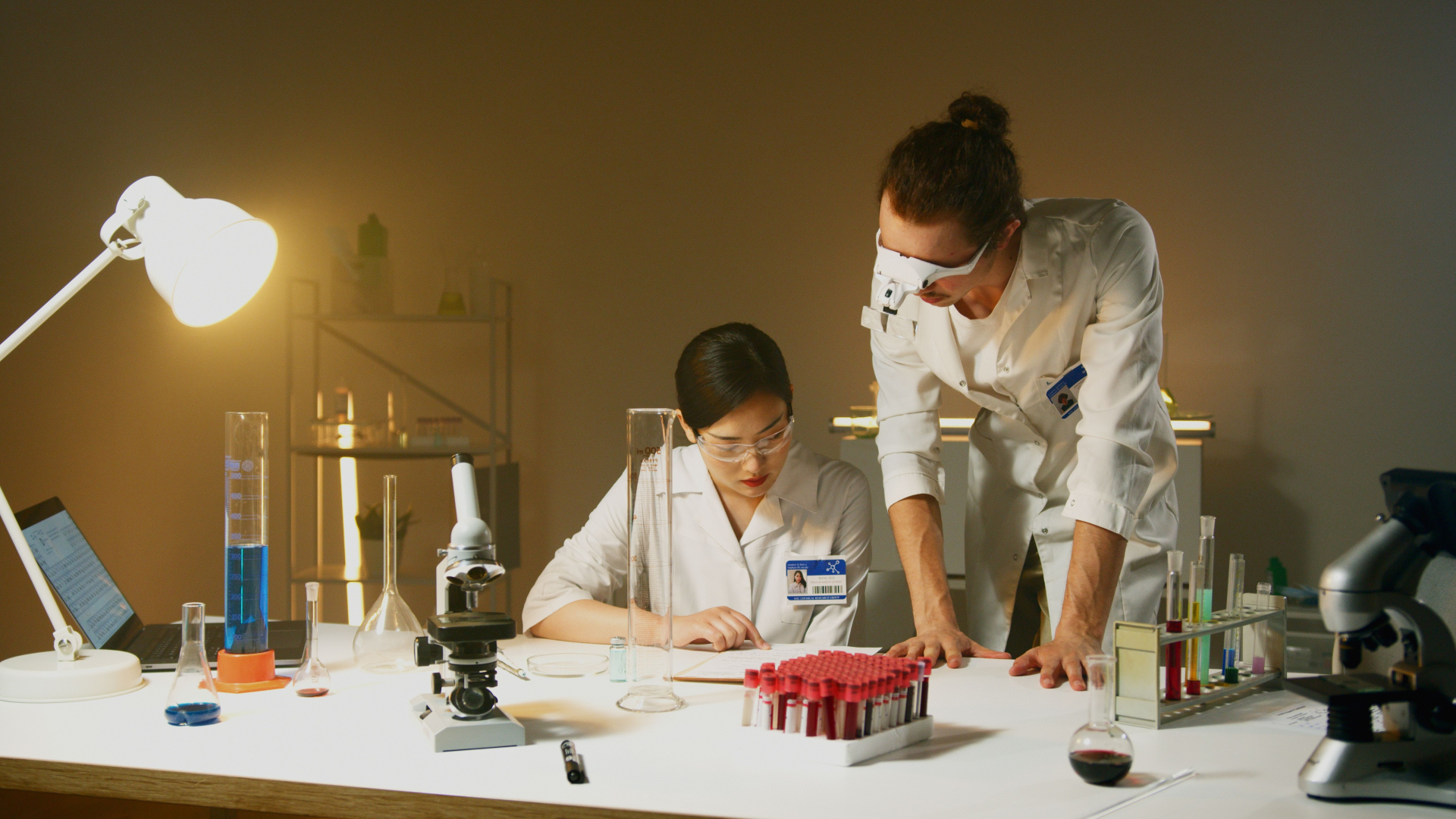 Dữ liệu nghiên cứu là một trong những nền tảng để các yêu cầu về an toàn, hiệu năng và chất lượng được xây dựng trên cơ sở khoa học. Ảnh minh họa quốc tế: Artem Podrez/Pexels.