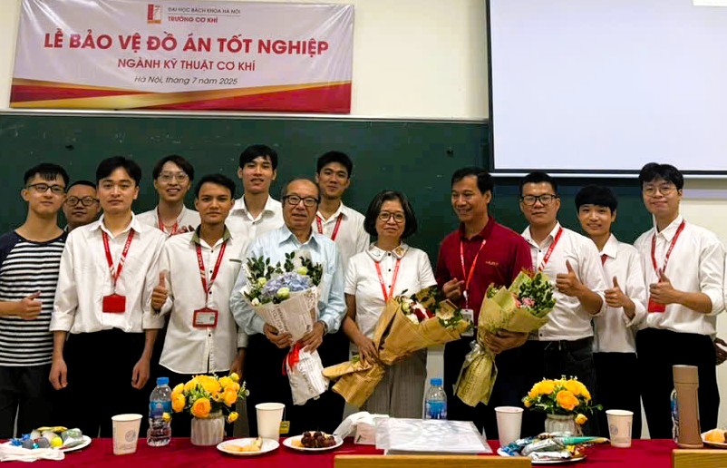 PGS.TS Nguyễn Thị Phương Giang cùng các giảng viên và sinh viên Trường Cơ khí, Đại học Bách khoa Hà Nội trong lễ bảo vệ đồ án tốt nghiệp tháng 7/2025.