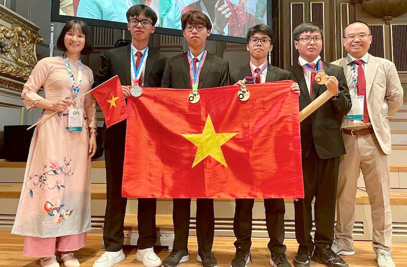 PGS.TS Nguyễn Thị Thu Hà cùng sinh viên trong một hoạt động học thuật.