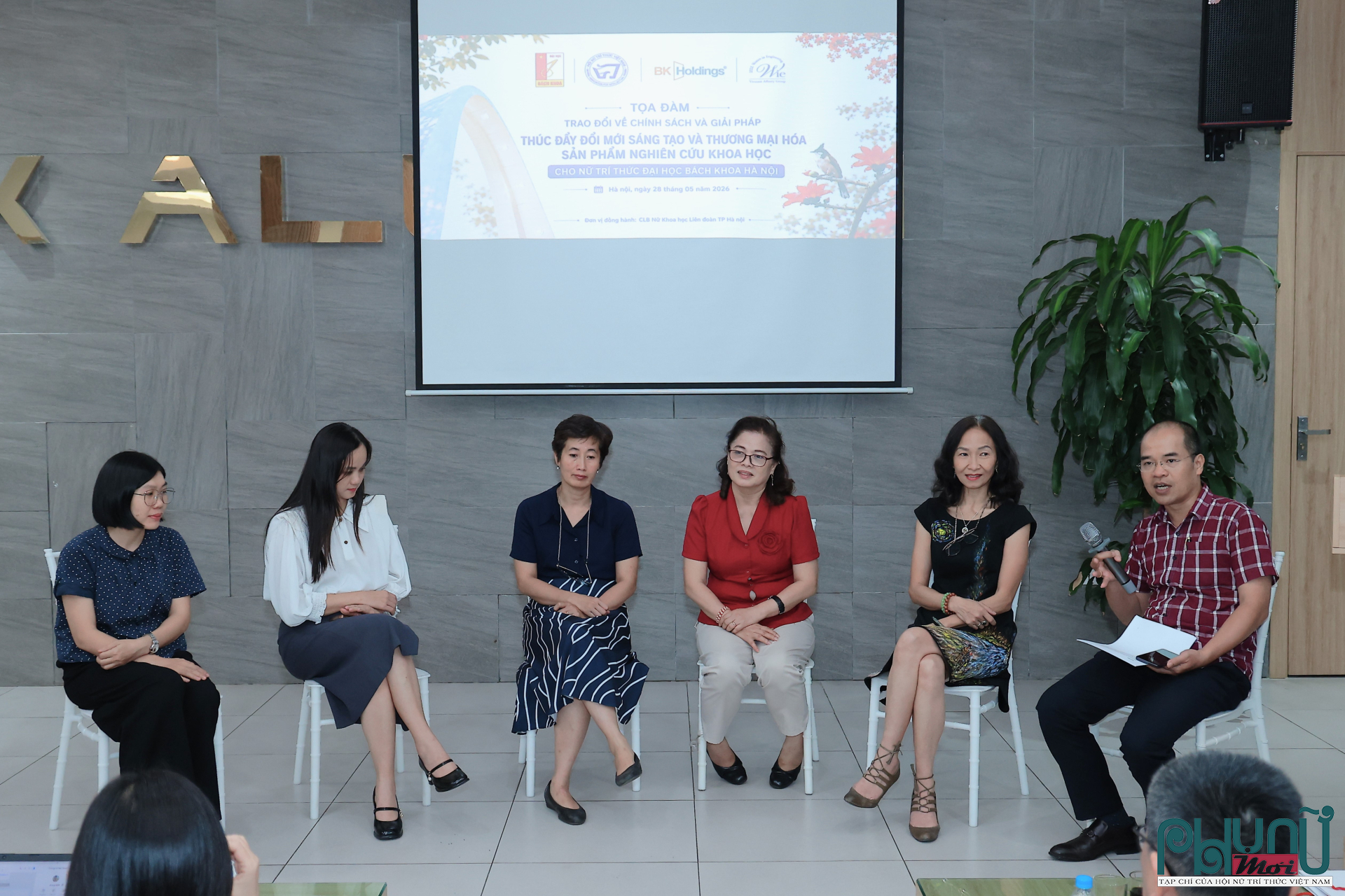 Các chuyên gia, nữ trí thức và đại diện doanh nghiệp trao đổi giải pháp đưa kết quả nghiên cứu ra thị trường tại Đại học Bách khoa Hà Nội. Ảnh tư liệu: Phụ nữ Mới.