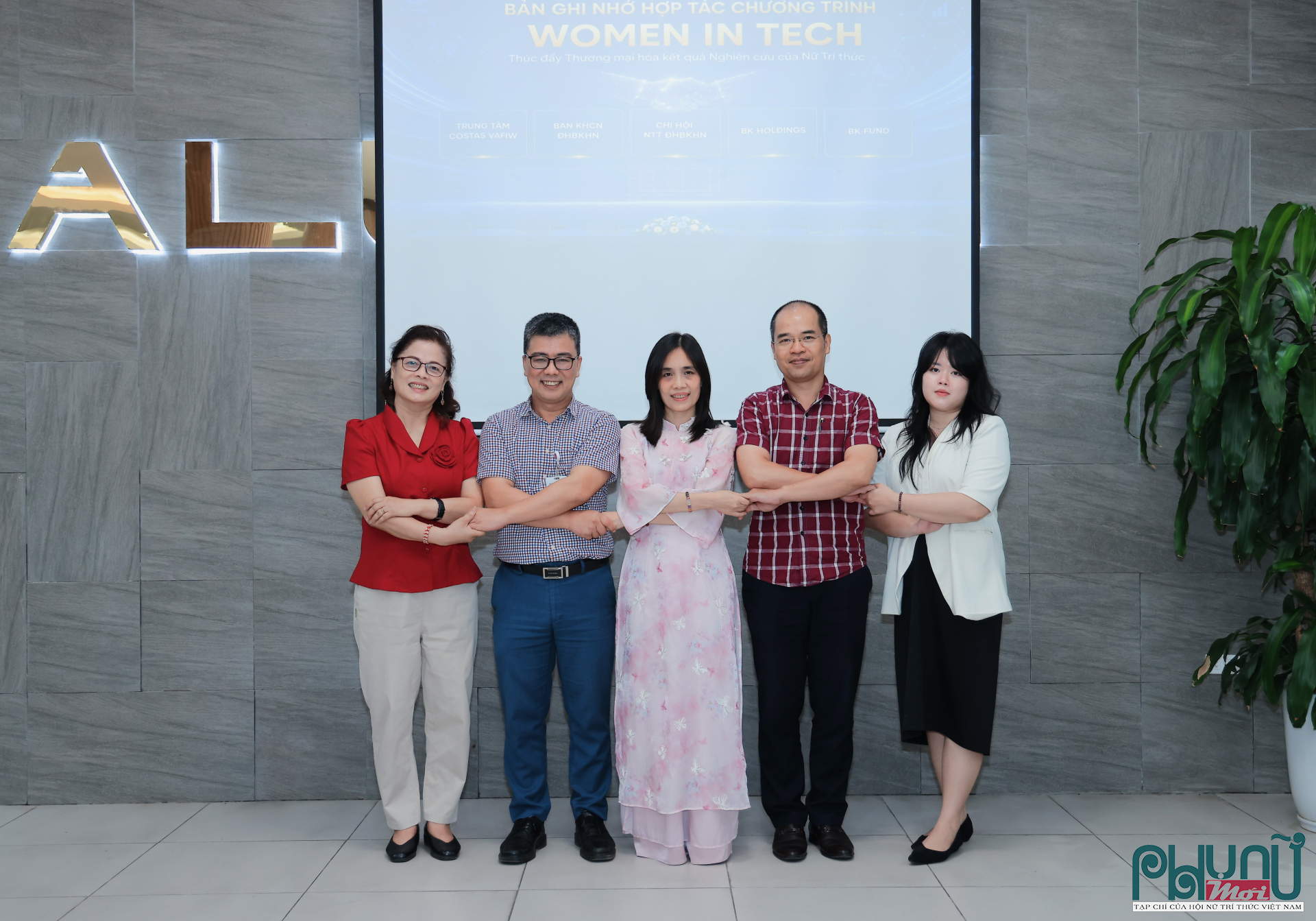 Lễ ký kết chương trình “Women in Tech” hướng tới xây dựng cơ chế tư vấn, kết nối đầu tư và đối tác cho các kết quả nghiên cứu của nữ trí thức Đại học Bách khoa Hà Nội. Ảnh tư liệu: Phụ nữ Mới.