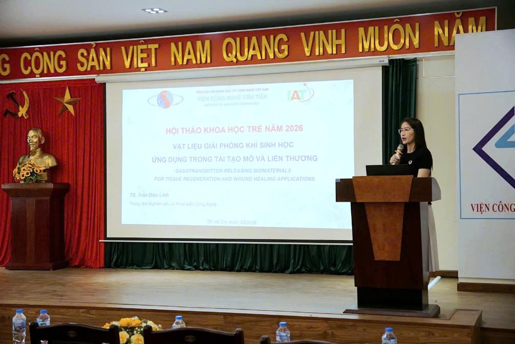 TS. Trần Diệu Linh trình bày hướng nghiên cứu vật liệu giải phóng khí sinh học ứng dụng trong tái tạo mô và liền thương tại Hội thảo Khoa học trẻ năm 2026. Ảnh: Hoàng Nam/Hòa Sơn – Viện Công nghệ Tiên tiến.