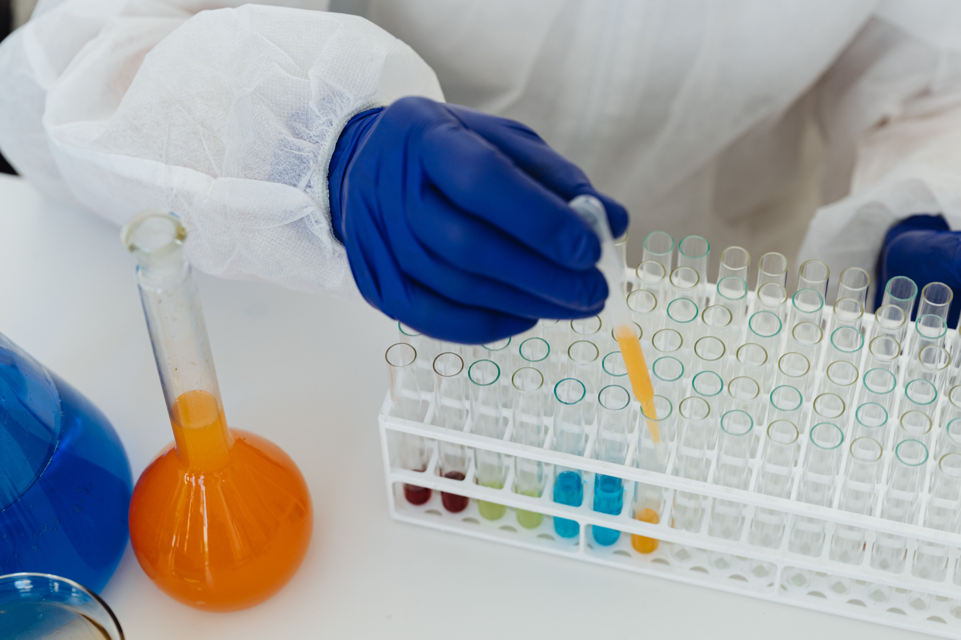 Người nghiên cứu sử dụng pipette trong quá trình xử lý và phân tích các mẫu chất lỏng tại phòng thí nghiệm. Ảnh minh họa: Kaboompics.com/Pexels.