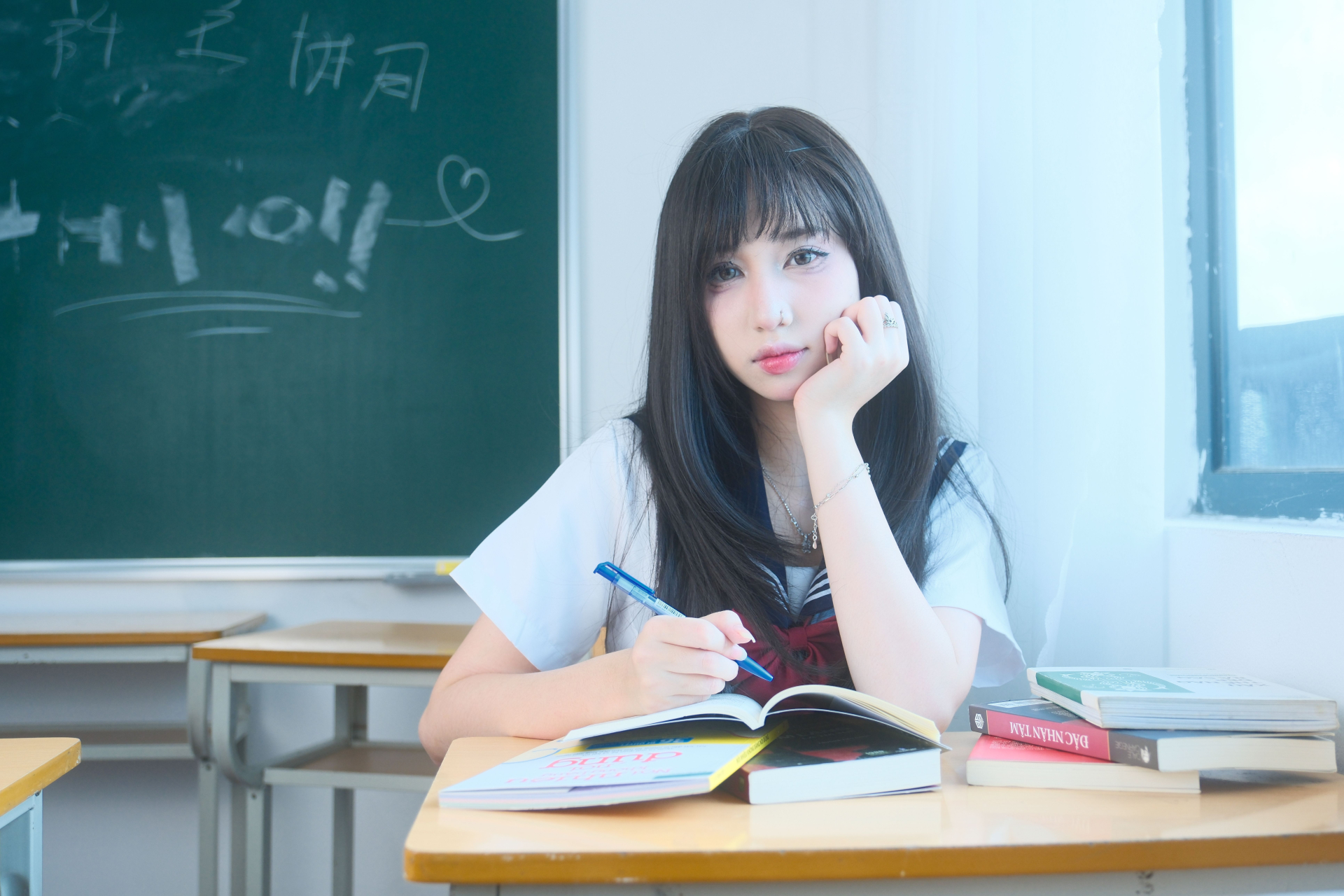Một con đường khoa học có thể bắt đầu từ những lựa chọn rất sớm trên ghế nhà trường. Chính sách học bổng tạo thêm điều kiện cho người học có năng lực tiếp tục theo đuổi những ngành được ưu tiên phát triển. Ảnh minh họa tại Việt Nam: TBD Tuyên/Pexels.