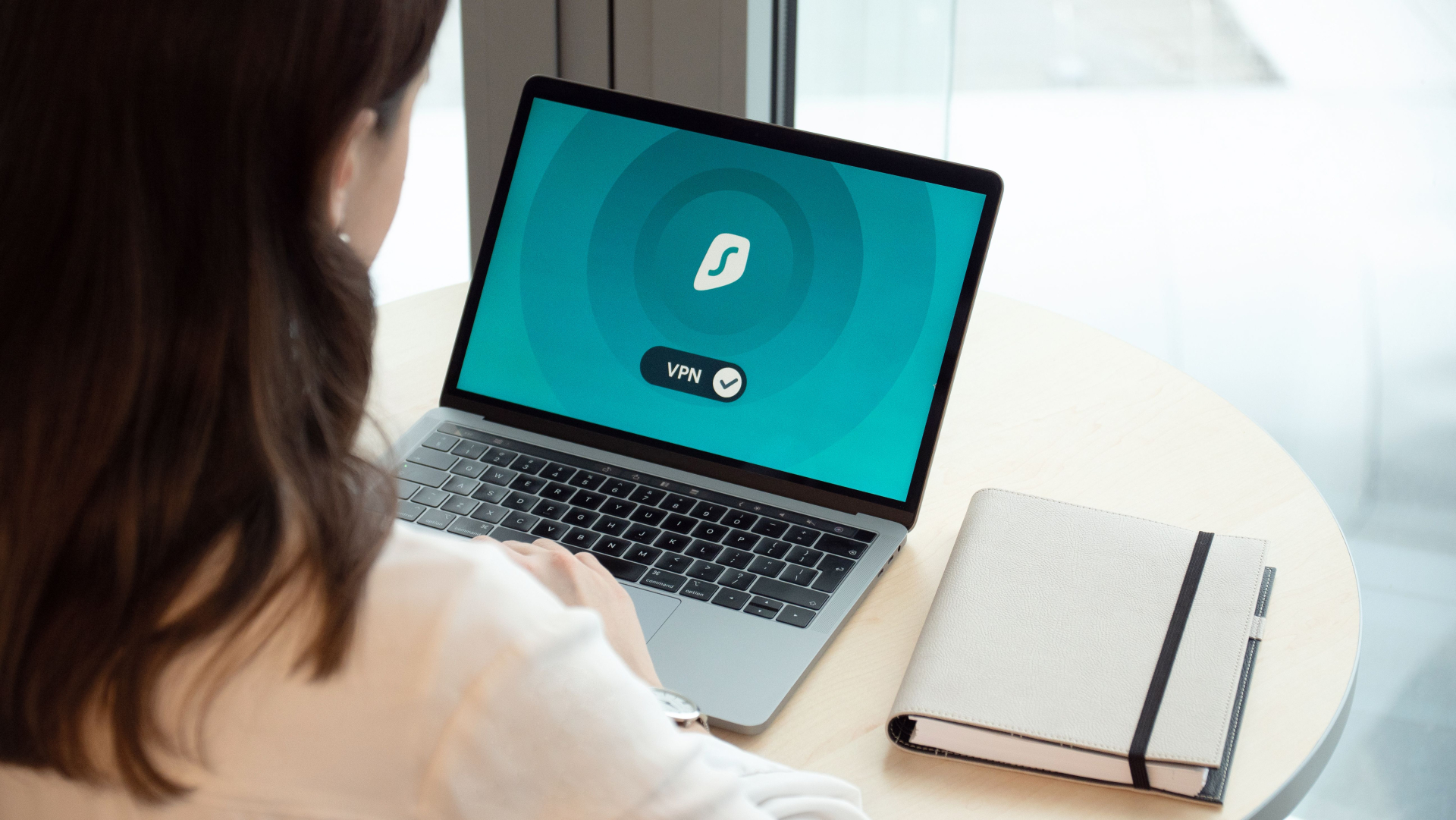 Bảo vệ dữ liệu và sử dụng Internet an toàn là một phần của năng lực tự bảo vệ trên môi trường số. Ảnh minh họa, người trong ảnh không phải nhân vật bài viết. Ảnh: Dan Nelson/Pexels.