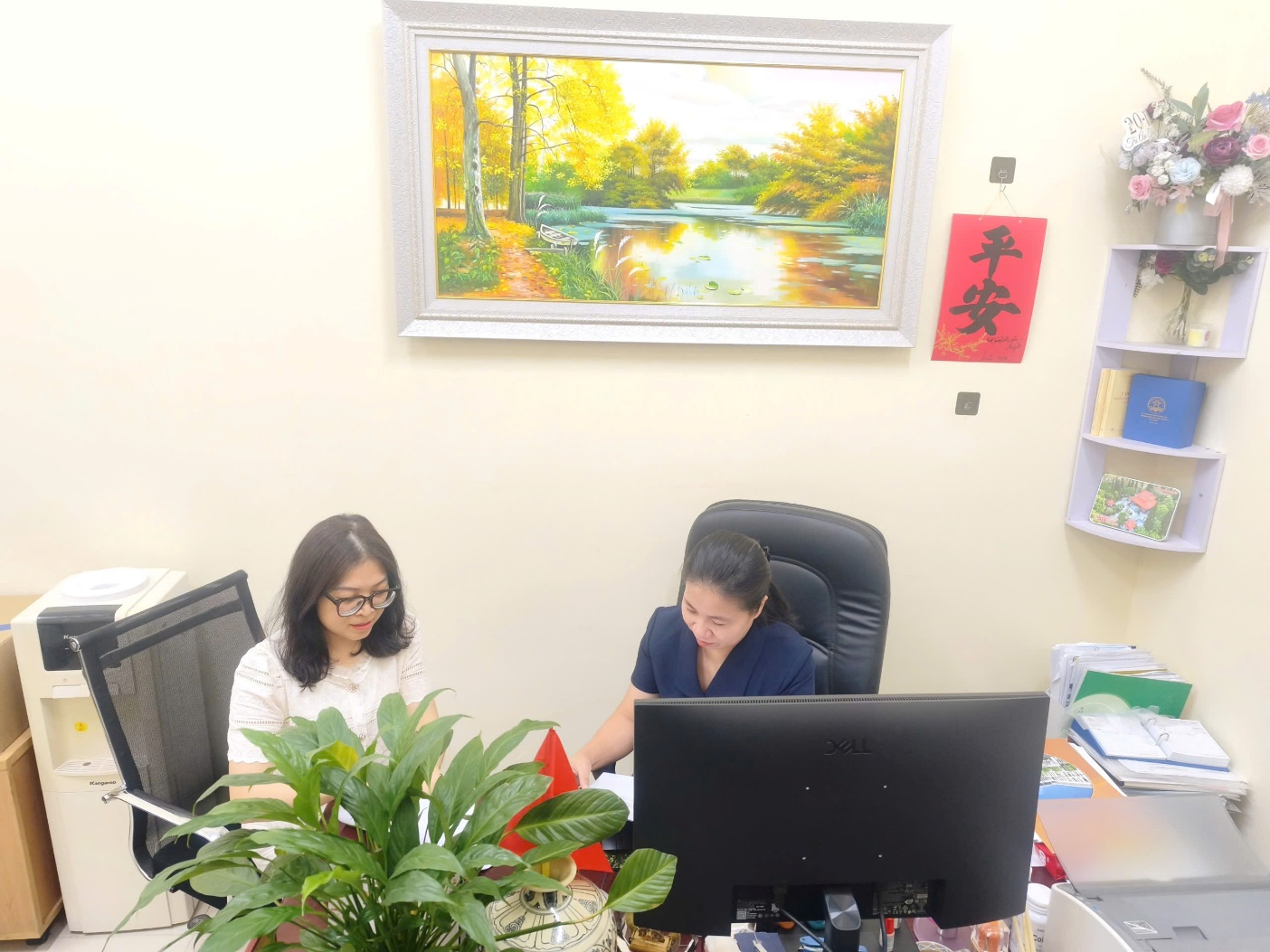 ThS Lê Thị Liễu Hạnh (bên trái, áo trắng, đeo kính) làm việc với đại diện Hội Liên hiệp Phụ nữ phường Yên Hòa trong quá trình triển khai khảo sát. Ảnh: Viện Nghiên cứu Con người, Gia đình và Giới.