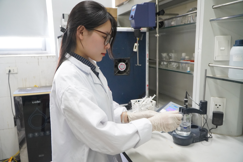 Nguyễn Thị Phượng làm thí nghiệm tại phòng 425, Trường Hóa và Khoa học Sự sống. Ảnh: Trường Hóa và Khoa học Sự sống.