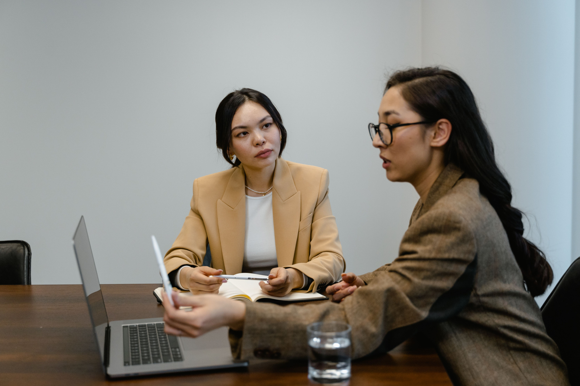Chất lượng việc làm cần được đo cả bằng cơ hội đào tạo, thăng tiến và tham gia ra quyết định. Ảnh minh họa: MART PRODUCTION/Pexels.