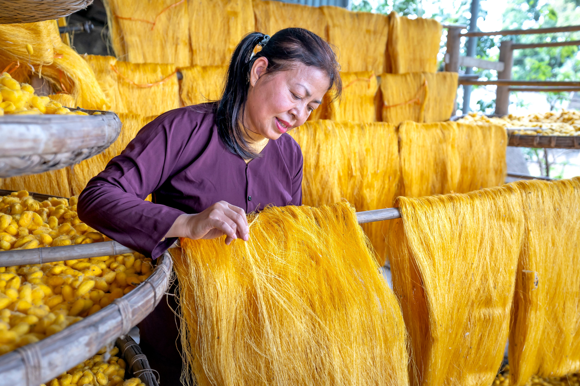 Một phụ nữ làm việc với những sợi tơ tại làng nghề ở Việt Nam. Ảnh minh họa: Quang Nguyen Vinh/Pexels.