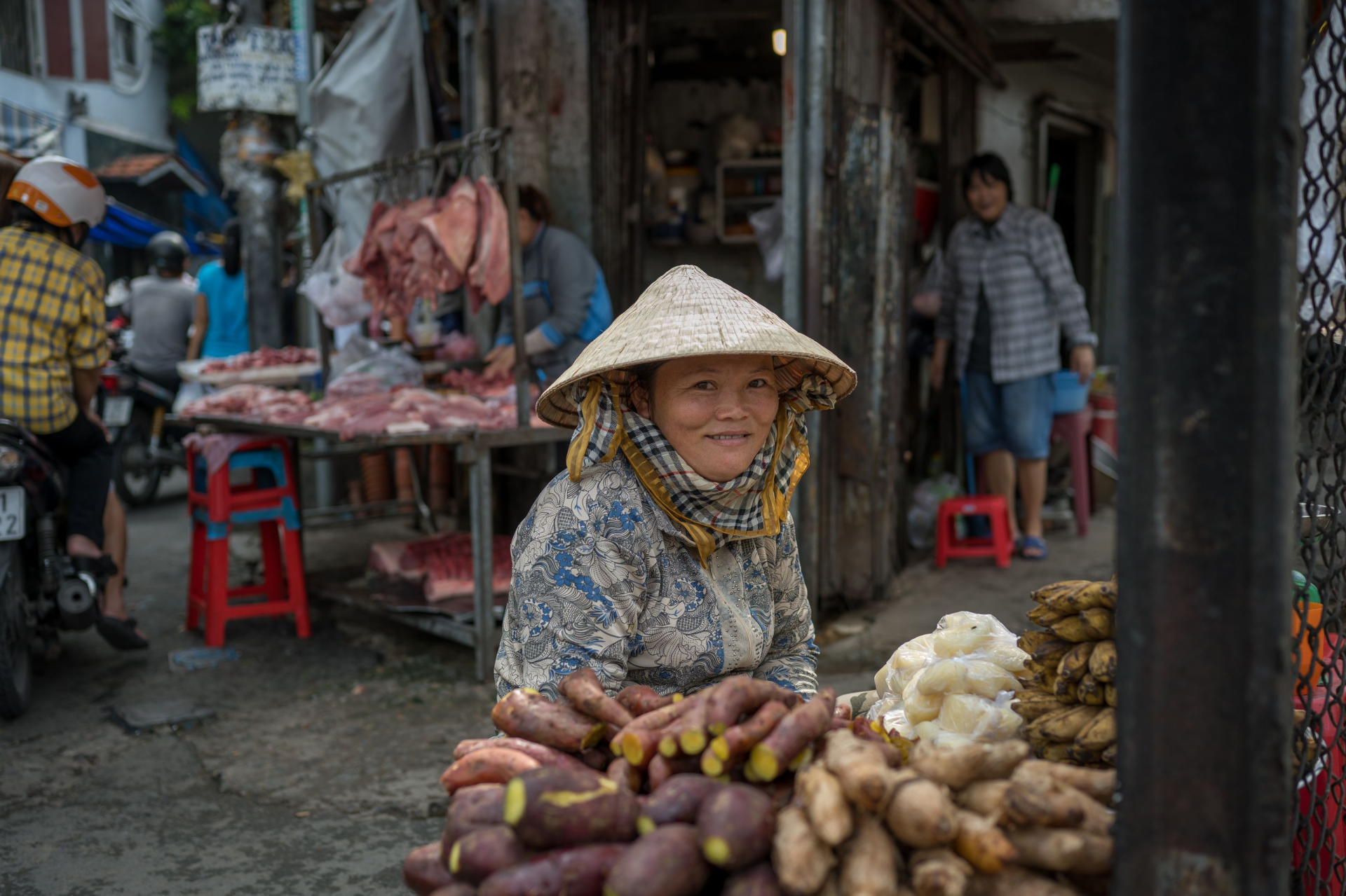 Một phụ nữ bán hàng tại chợ ở TP.HCM. Hoạt động buôn bán tạo ra dòng tiền hằng ngày nhưng không phải lúc nào cũng được phản ánh đầy đủ trong hồ sơ tín dụng. Ảnh: Yulia Rozanova/Pexels.