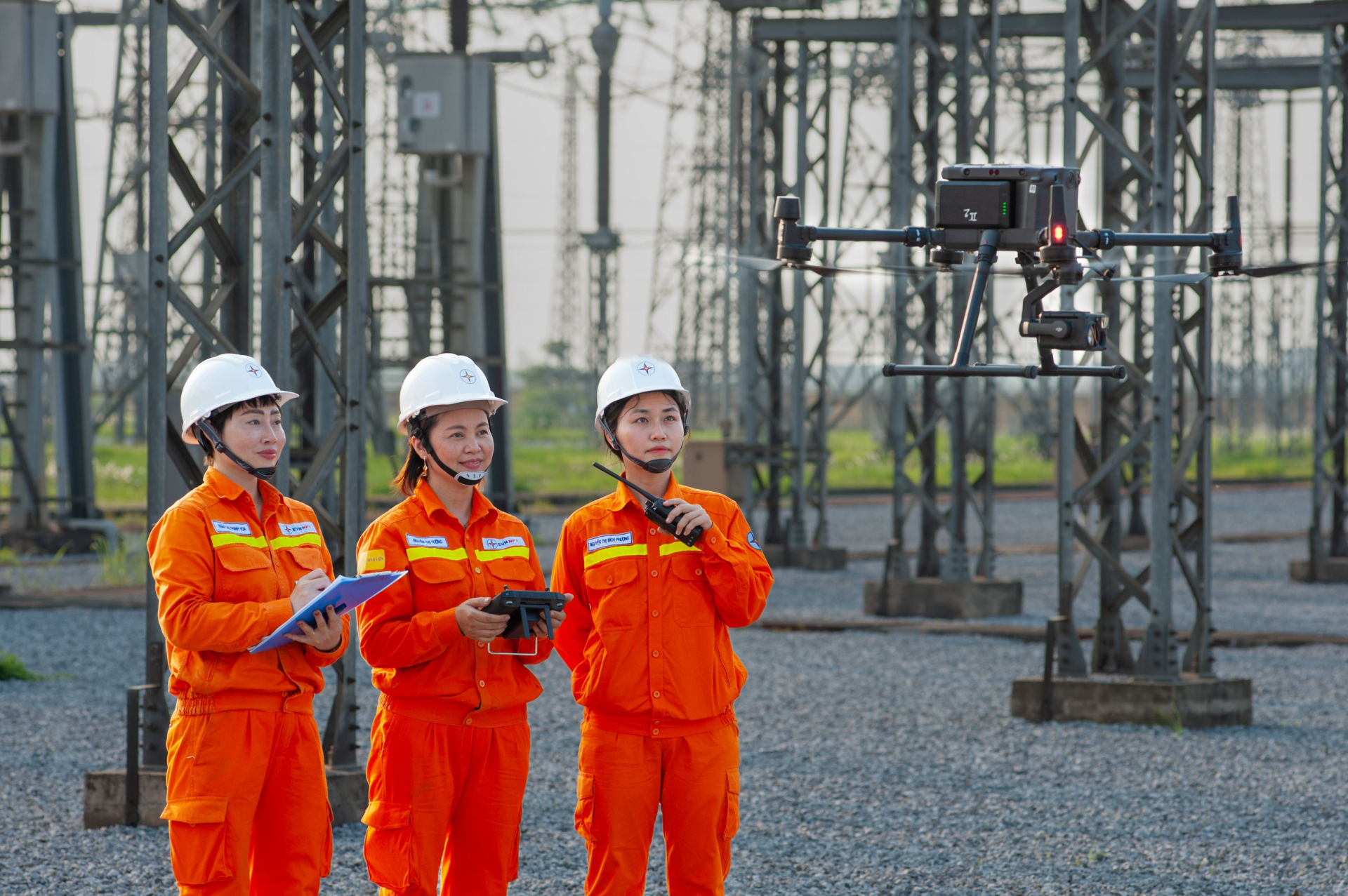 Những nữ kỹ sư quản lý vận hành Trạm biến áp 500kV Hiệp Hòa, Truyền tải điện Đông Bắc 3, Công ty Truyền tải điện 1 ứng dụng công nghệ trong công tác chuyên môn. Ảnh: ĐVCC/EVN.