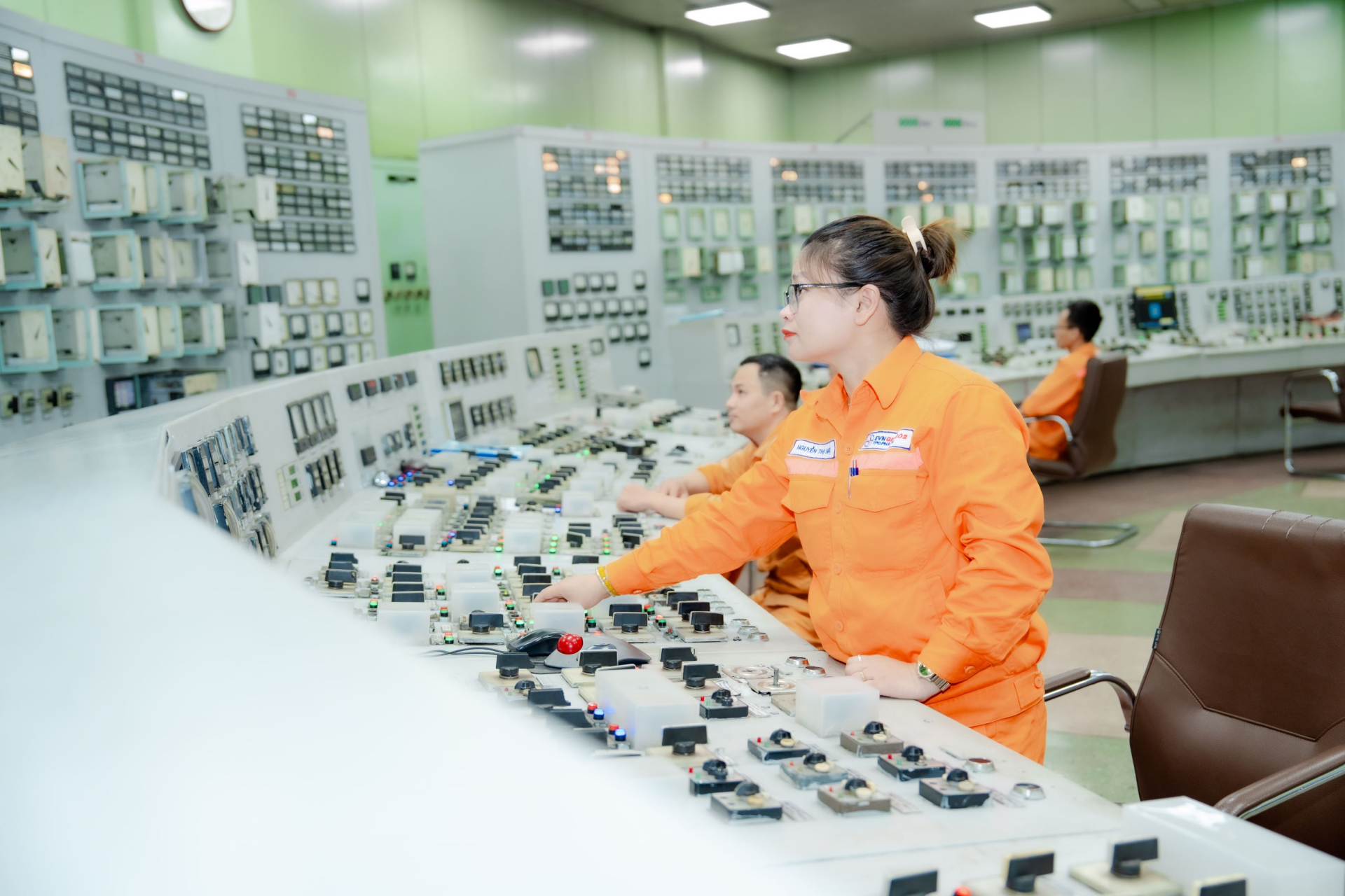 Nữ cán bộ, công nhân viên EVN làm việc tại phòng điều khiển, trực tiếp tham gia vận hành thiết bị. Ảnh: ĐVCC/EVN.
