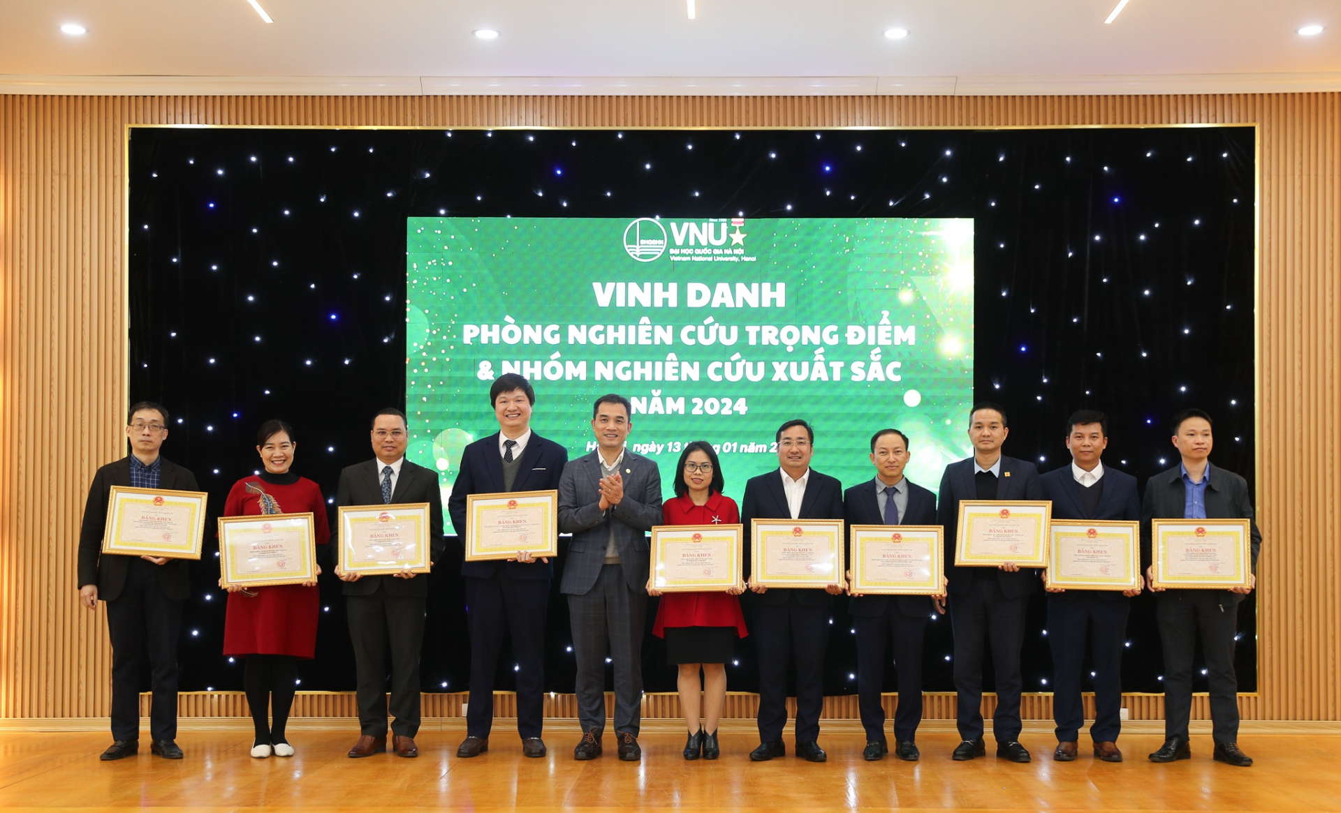 TS Ngô Thị Duyên, đứng giữa, cùng nhóm nghiên cứu tại Phòng thí nghiệm Tương tác người – máy. Ảnh: NVCC.