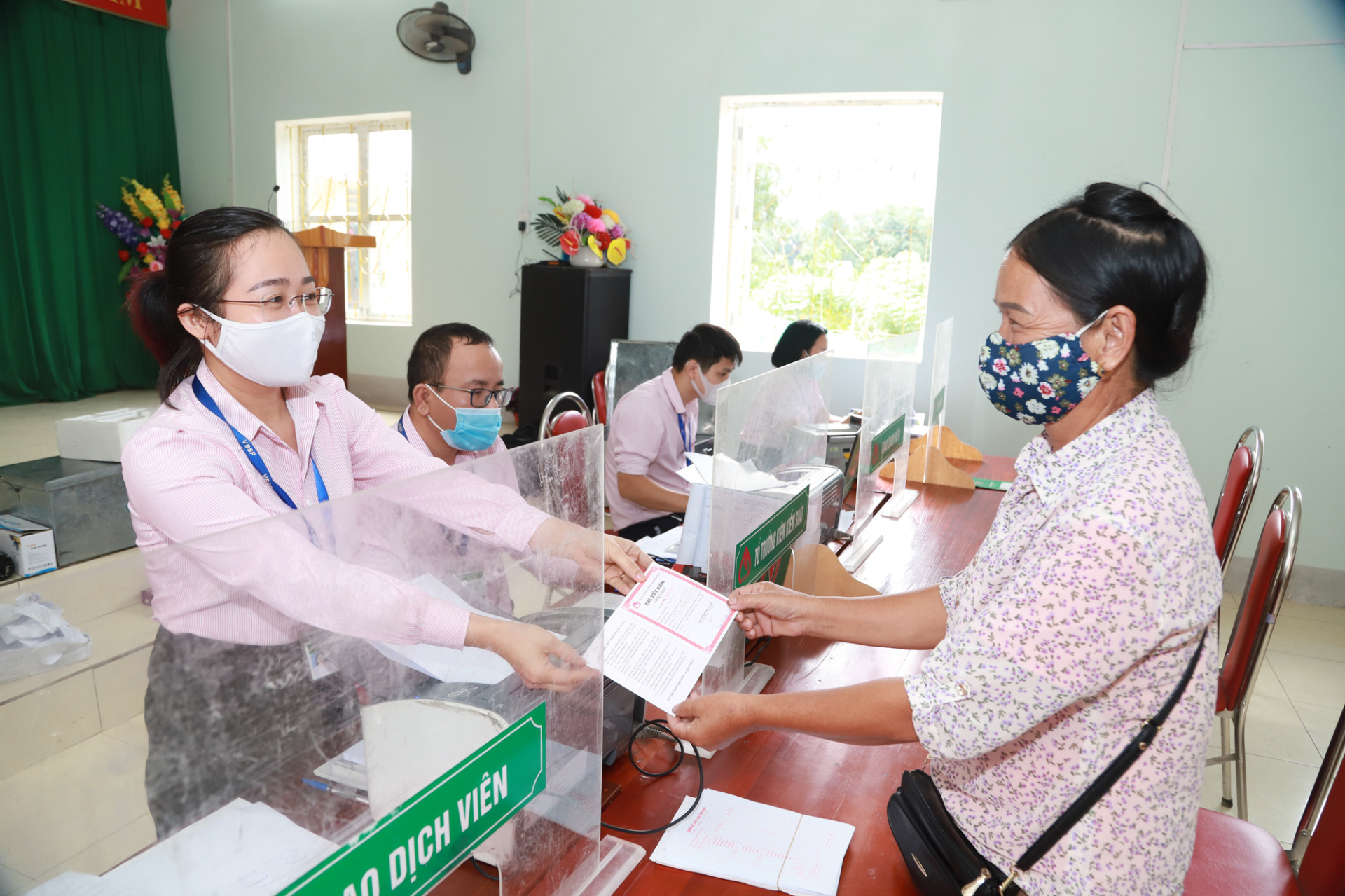 Phụ nữ tham gia gửi tiền tiết kiệm tại Ngân hàng Chính sách xã hội. Ảnh: VGP/Yên Hưng.