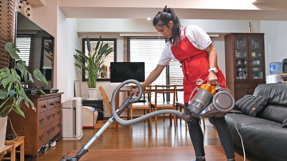 Một phụ nữ thực hiện công việc dọn dẹp trong không gian gia đình. Ảnh minh họa: Báo Điện tử Chính phủ.