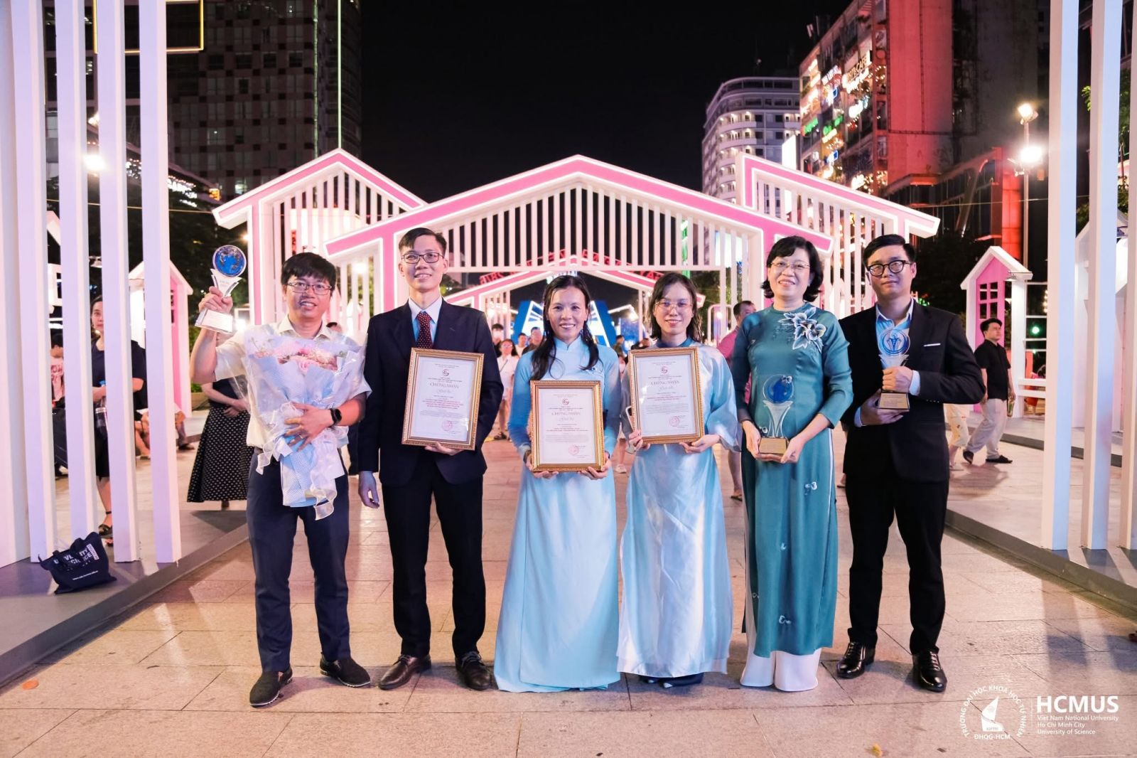 GS.TS Trần Lê Bảo Hà, thứ hai từ phải, và TS Lê Thị Vĩ Tuyết, thứ ba từ phải, tại lễ trao Giải thưởng Sáng tạo TP.HCM năm 2025. Ảnh: Phòng thí nghiệm Kỹ thuật mô và Vật liệu y sinh.